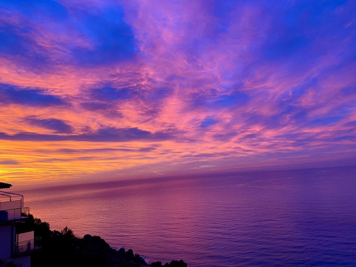 Kiss Of Sea - Balzi Rossi & Baia Beniamin Apartment Ventimiglia Bagian luar foto